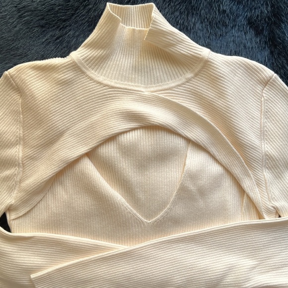 525 Mockneck Keyhole Pullover - Picture 2 of 3